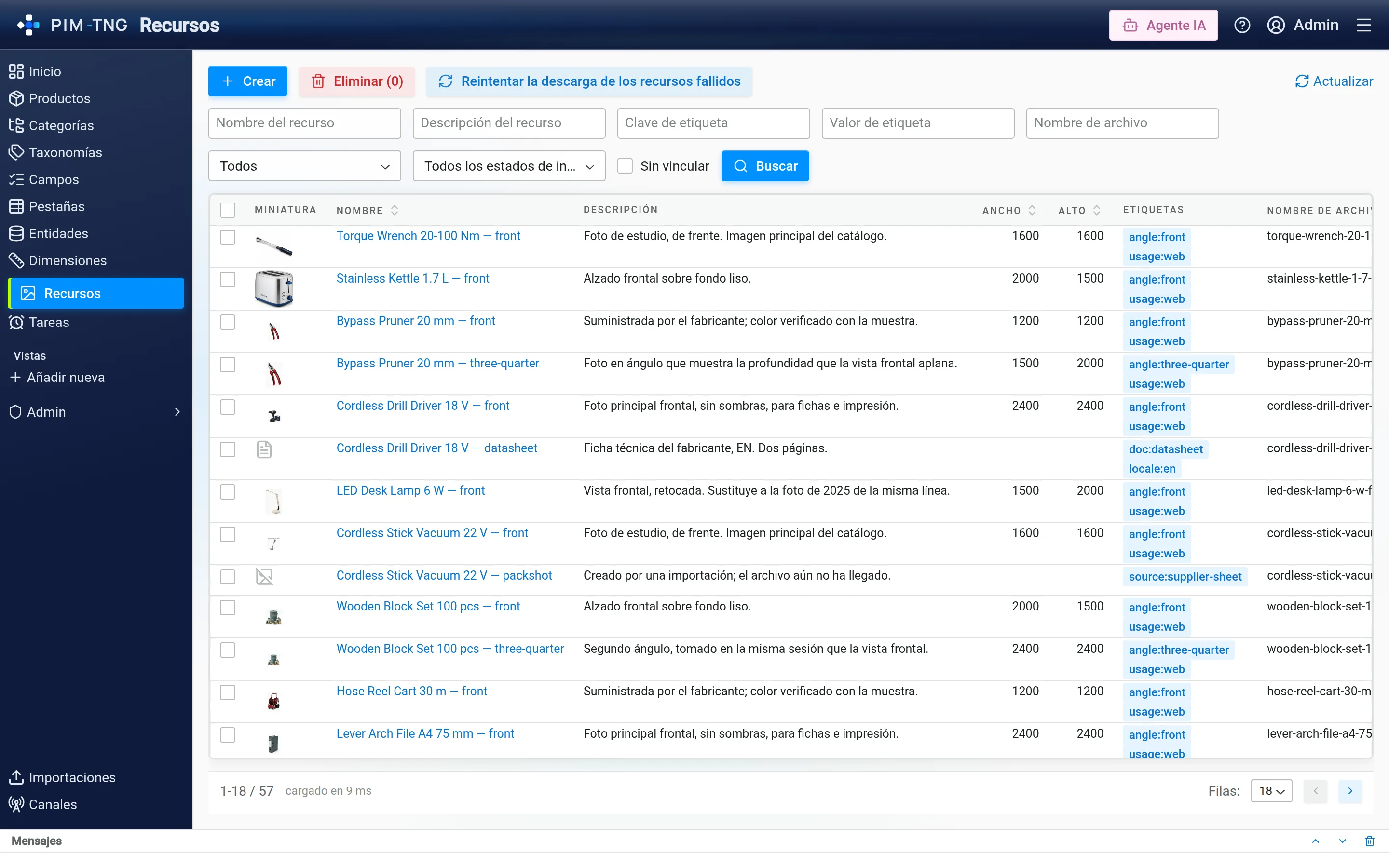 La biblioteca de recursos digitales de PIM-TNG: cada archivo con su miniatura, su leyenda, sus dimensiones en píxeles, sus etiquetas y su nombre de archivo — entre ellos una ficha técnica con un icono de documento en lugar de vista previa, y un registro creado durante una importación cuyo archivo aún no se ha subido.